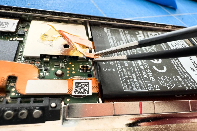 Unclipping the battery connector