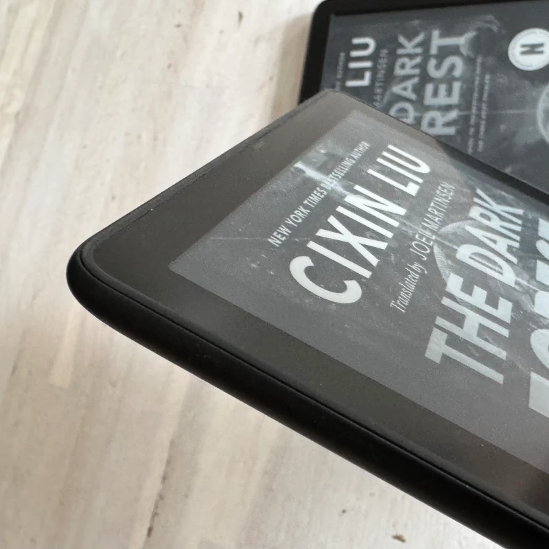 Close-up on the top left corner of a Kindle Paperwhite showing its flush screen