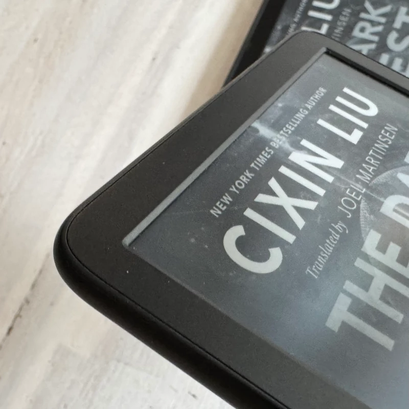 Close-up on the top left corner of a Kindle showing its small bezel