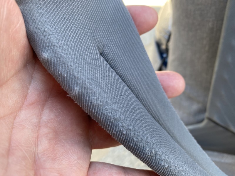 Close-up on the shoulder straps wear marks